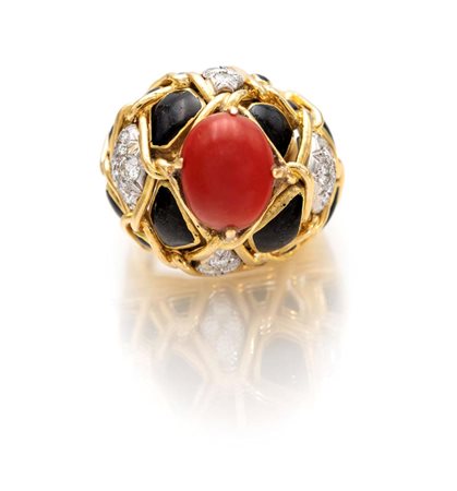 Webb, anello in oro e platino, corallo, smalto, brillanti Oro giallo 750/000,...