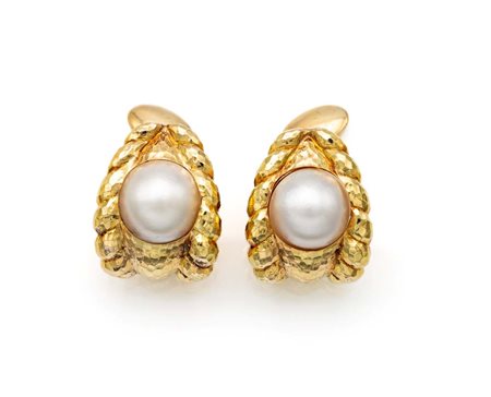 Webb, coppia di orecchini in oro e perle mabè Oro giallo 750/000. Peso...
