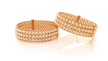 Coppia di bracciali rigidi in oro e perle coltivate Oro giallo 750/000. Peso...