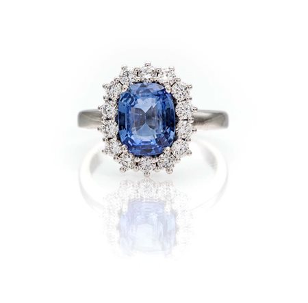 Anello in oro, zaffiro e brillanti Oro bianco 750/000. Zaffiro in taglio...