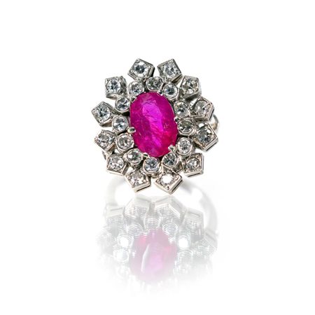 Anello in oro, rubino e brillanti Oro bianco 750/000. Rubino in taglio ovale...