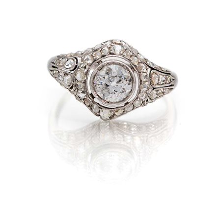 Anello decò in oro, diamante solitario centrale e diamanti Oro bianco...