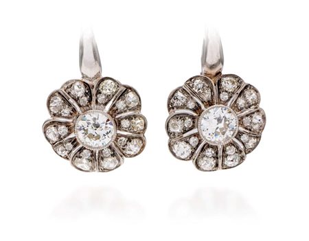 Coppia di orecchini decò in oro e diamanti Oro bianco 750/000. Diamanti in...