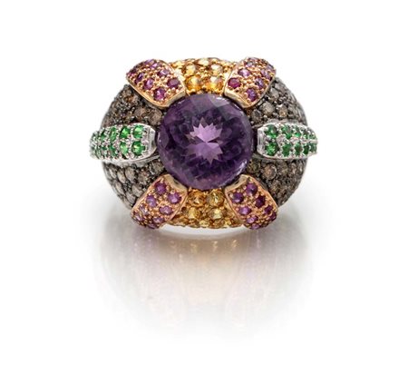 Anello a cupola in oro, diamanti fancy, rubini, smeraldi Oro bianco 750/000....