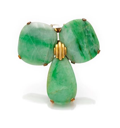 Spilla in oro e giada Oro giallo 750/000. Peso complessivo gr. 61,10....