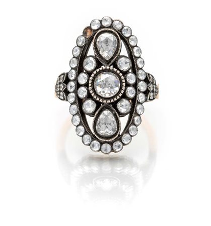 Anello a spola in oro e diamanti Oro giallo e brunito 750/000. Diamanti in...