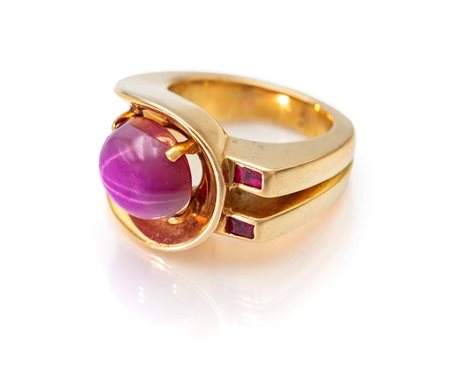 Anello in oro e rubino stellato in taglio cabochon Oro giallo 750/000. Rubino...