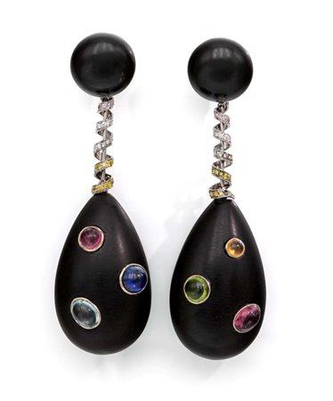 Coppia di orecchini pendenti in oro, ebano, brillanti, quarzi e tormaline Oro...