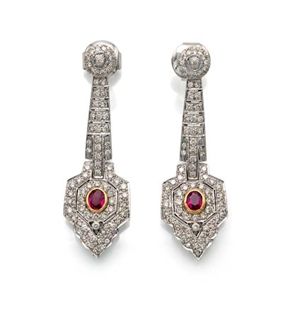 Coppia di orecchini pendenti in oro, rubini e brillanti Oro bianco 750/000....