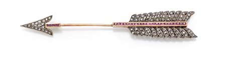 Spilla a freccia in oro, argento, diamanti e rubini Oro giallo 585/000,...