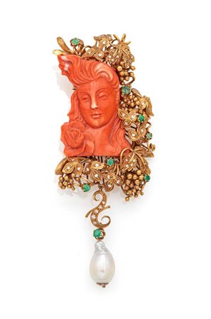 Grande spilla-pendente in oro, cammeo in corallo, diamanti e smeraldi Oro a...