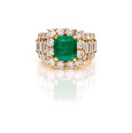 Anello in oro brillanti e smeraldo Oro giallo 750/000. Smeraldo naturale...