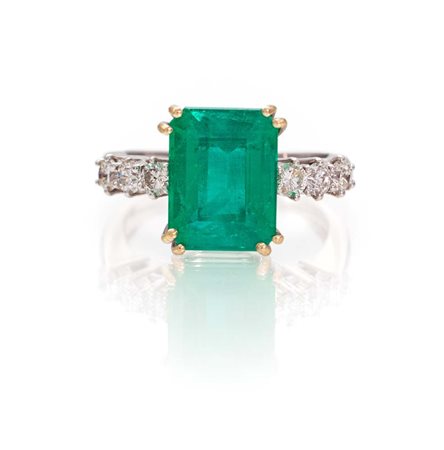 Anello in oro, smeraldo in taglio smeraldo e brillanti Oro bianco 750/000....