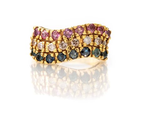 Anello a tre riviere in oro, rubini, diamanti, zaffiri Oro giallo 750/000....