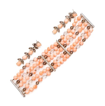 Parure, bracciale e orecchini in oro, corallo rosa, quarzi e brillanti Oro...