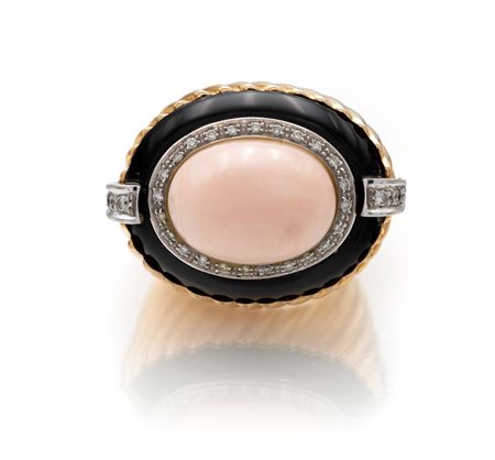 Anello da cocktail in oro, brillanti, onice e corallo Oro giallo 750/000....