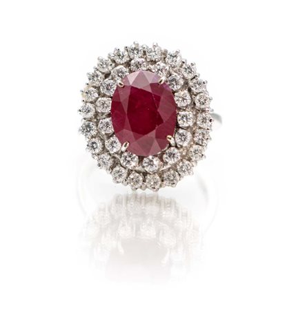 Anello in oro, rubino e brillanti Oro bianco 750/000. Diamanti in taglio...