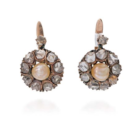 Coppia di orecchini a monachina in oro, perle naturali e diamanti Oro giallo...