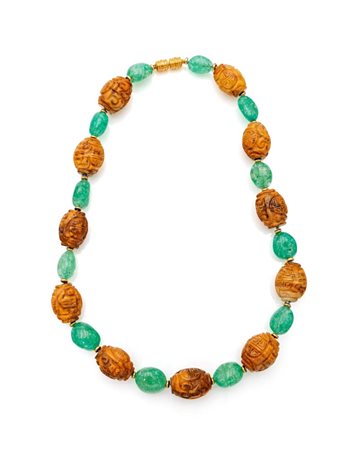 Collana con smeraldi e pietre dure incise e oro Oro giallo 750/000. Lunghezza...