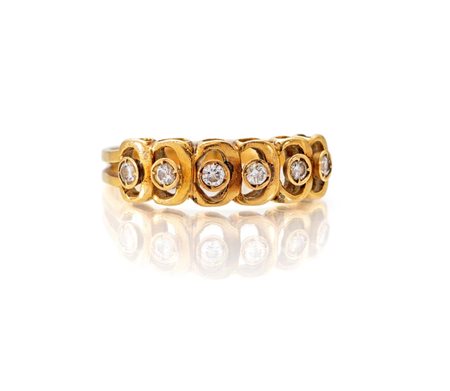 Anello a riviera in oro e brillanti Oro giallo 750/000. Peso complessivo gr....