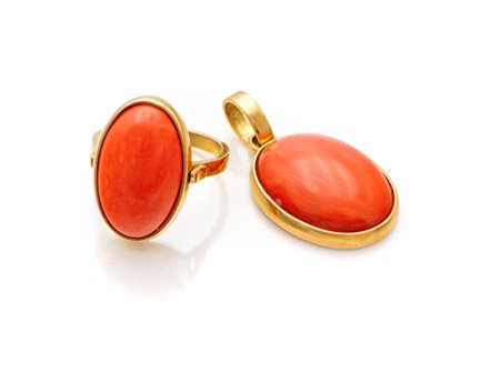 Anello e pendente in oro e corallo Oro giallo 750/000. Peso complessivo gr....