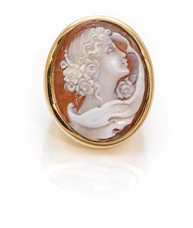 Anello in oro e cammeo su conchiglia Oro giallo 750/000. Peso complessivo gr....
