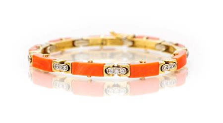 Bracciale in oro, corallo e brillanti. Oro giallo 750/000. Peso complessivo...