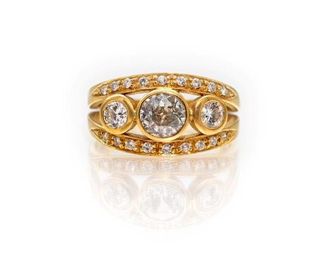 Anello in oro e 3 diamanti Oro giallo 750/000. Diamanti in taglio rotondo...