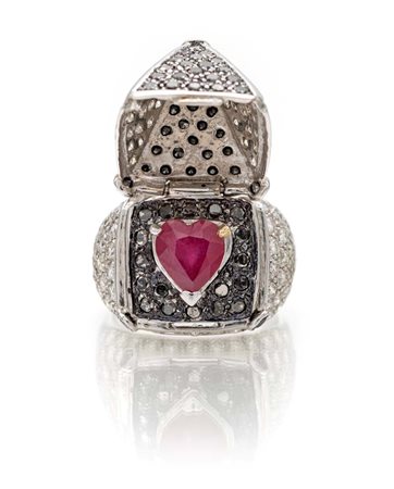 Anello a piramide con segreto in oro, brillanti e rubino Oro bianco 750/000....