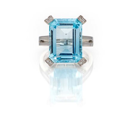 Anello in oro, topazio e brillanti Oro bianco 750/000. Peso complessivo gr 8,30