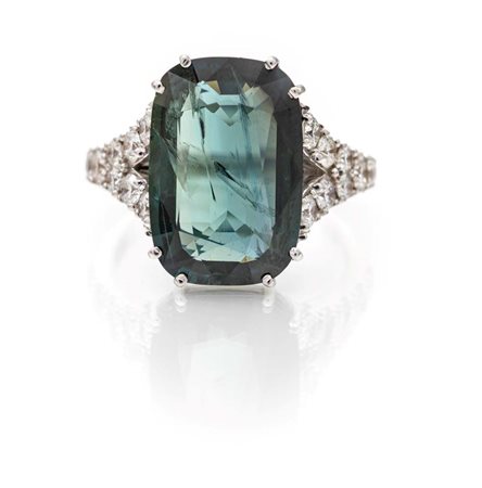 Anello in oro zaffiro e brillanti Oro bianco 750/1000. Diamanti in taglio...