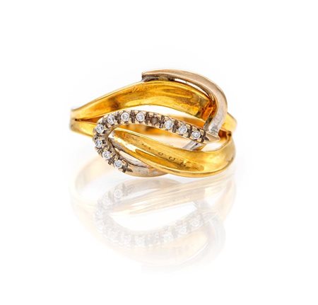 Anello a nodo in oro e brillanti Oro giallo 750/000. Peso complessivo gr....