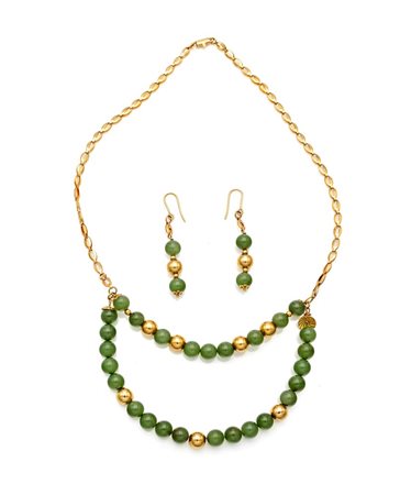 Parure di collana e orecchini in oro e giada Oro giallo 750/000. Diametro...