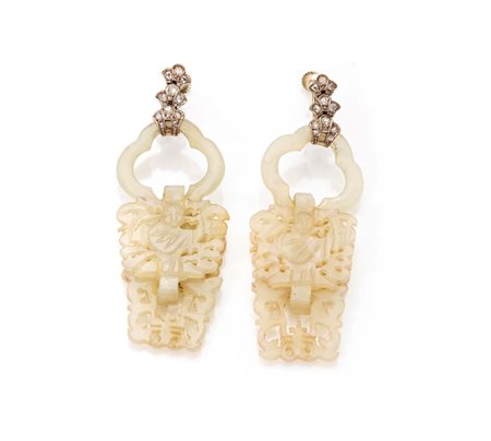 Coppia di orecchini decò in oro, diamanti e giade incise Oro bianco 750/000....