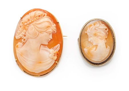 Coppia di spille in oro, argento e cammei Oro giallo 750/000, argento. cm 5 x...