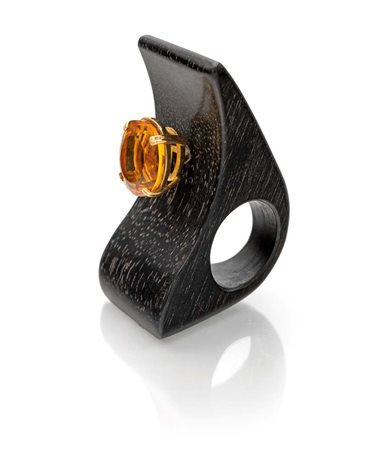 Grande anello in ebano, oro e quarzo citrino Oro giallo 750/000. Misura 18