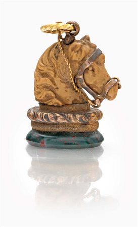 Pendente testa cavallo in oro, pietre dure e metallo