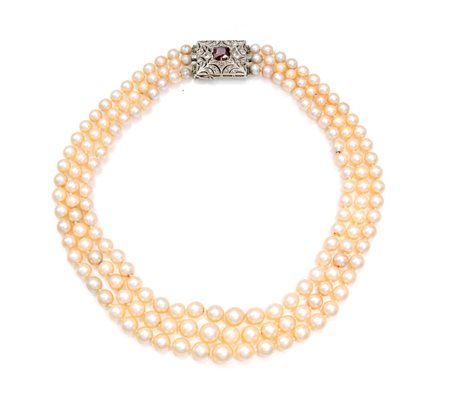 Collana di perle a tre fili con chiusura in oro, diamanti e pietra rossa Oro...