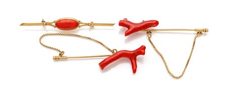 Gruppo di tre spille in oro e corallo Oro giallo 750/000. Peso complessivo...