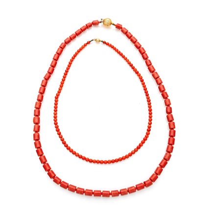 Coppia di collane in oro, corallo e corallo bambù Oro giallo 750/000. Il...