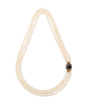 Collana a tre fili di perle con chiusura in oro, diamanti e zaffiro Oro e...