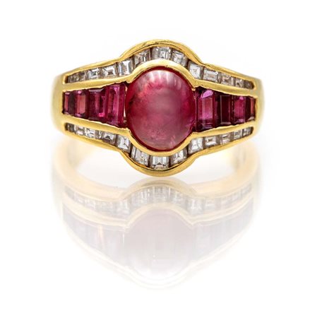 Anello in oro, rubino e brillanti Oro giallo 750/000. Rubino centrale in...