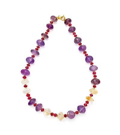 Collana in oro, rubini, ametiste e quarzi Oro giallo 750/000. Lunghezza cm 43