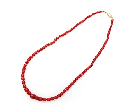 Lunga collana in oro e corallo Oro 750/000 Peso complessivo gr 56,30. Il...