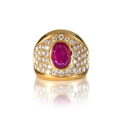 Petochi anello in oro, rubino e brillanti Oro giallo 750/000. Rubino taglio...