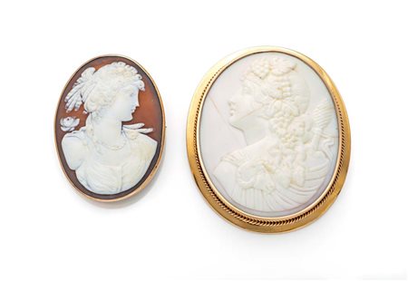 Coppia cammei in conchiglia e oro Oro 585/000. cm 6 x 5 e cm 4,5 x 3,5