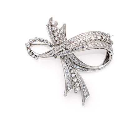 Spilla in oro e brillanti Oro bianco 750/000. Peso complessivo gr. 14,50. cm...