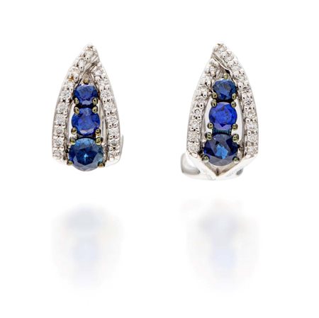 Coppia di orecchini in oro, zaffiri e brillanti Oro bianco 750/000. Peso...