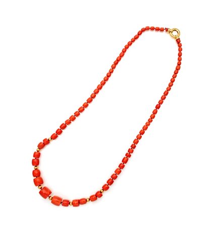 Collana in oro e corallo Oro giallo 750/000. Corallo rosso in taglio...