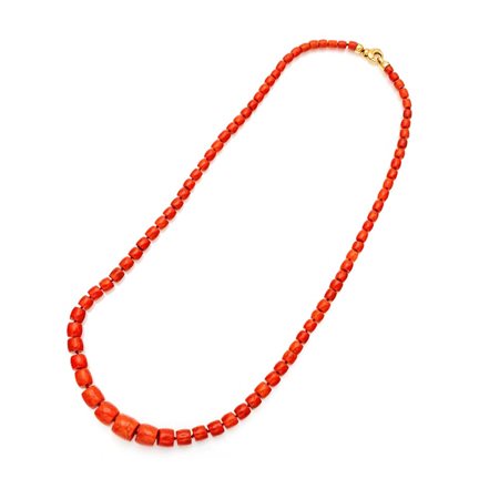 Collana in oro e corallo Oro giallo 750/000. Corallo rosso in taglio...